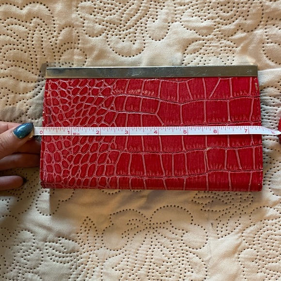Red faux crocodile leather clutch - Picture 11 of 13
